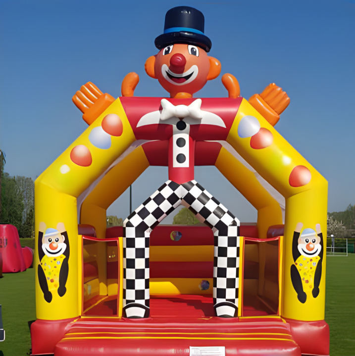 Le château gonflable Clown interactif, jaune et rouge, avec un grand clown en façade