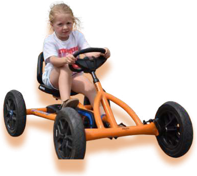 Une petite fille sur un karting à pédales orange