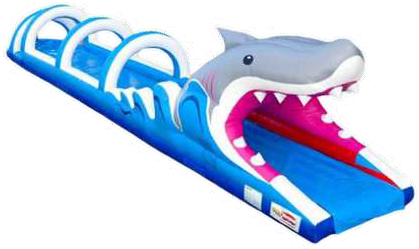 Le ventriglisse requin, longue glissade gonflable bleue qui finit dans la gueule d'un requin