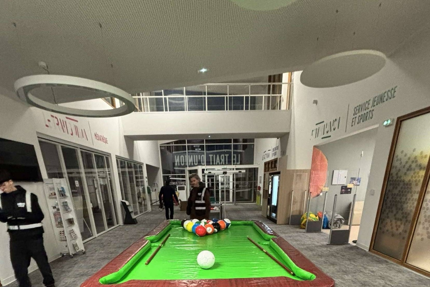 Le billard géant gonflable de MikoLoco, installé dans un hall.