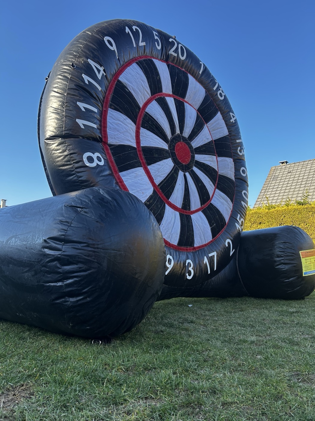La cible de fléchettes gonflable géante, installée dehors sur l'herbe.